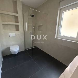 ŠIBENIK, VODICE – Stan u prizemlju sa 121 m² vrta, 2 parkinga, novogradnja
