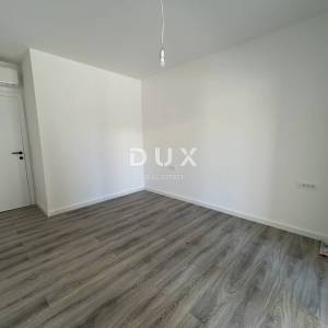 ŠIBENIK, VODICE – Stan u prizemlju sa 121 m² vrta, 2 parkinga, novogradnja