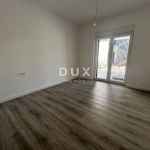 ŠIBENIK, VODICE – Stan u prizemlju sa 121 m² vrta, 2 parkinga, novogradnja