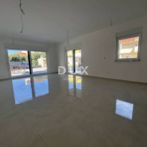 ŠIBENIK, VODICE – Stan u prizemlju sa 121 m² vrta, 2 parkinga, novogradnja