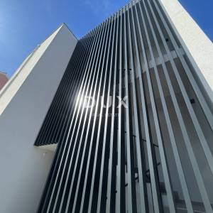 ŠIBENIK, VODICE – Stan u prizemlju sa 121 m² vrta, 2 parkinga, novogradnja