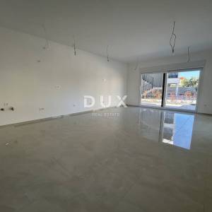 ŠIBENIK, VODICE – Stan u prizemlju sa 121 m² vrta, 2 parkinga, novogradnja