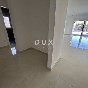 ŠIBENIK, VODICE – Stan u prizemlju sa 121 m² vrta, 2 parkinga, novogradnja
