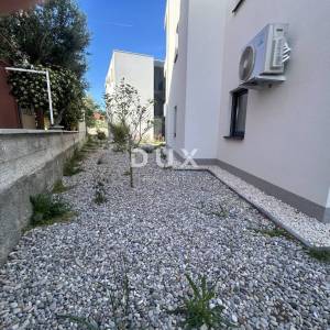 ŠIBENIK, VODICE – Stan u prizemlju sa 121 m² vrta, 2 parkinga, novogradnja