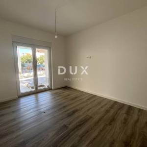 ŠIBENIK, VODICE – Stan u prizemlju sa 121 m² vrta, 2 parkinga, novogradnja