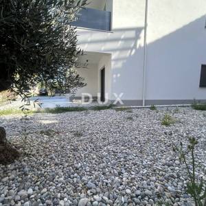 ŠIBENIK, VODICE – Stan u prizemlju sa 121 m² vrta, 2 parkinga, novogradnja