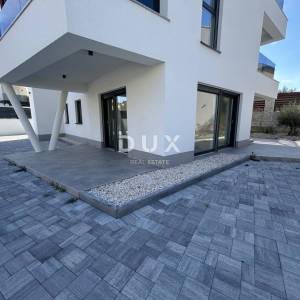 ŠIBENIK, VODICE – Stan u prizemlju sa 121 m² vrta, 2 parkinga, novogradnja