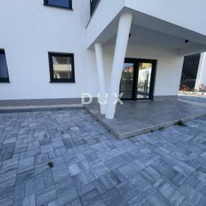 ŠIBENIK, VODICE – Stan u prizemlju sa 121 m² vrta, 2 parkinga, novogradnja