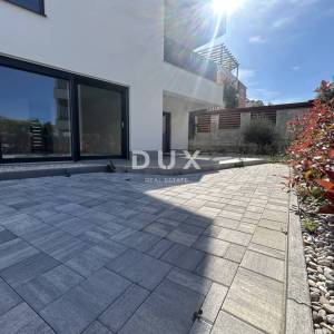 ŠIBENIK, VODICE – Stan u prizemlju sa 121 m² vrta, 2 parkinga, novogradnja