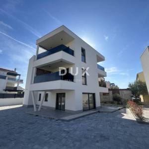 ŠIBENIK, VODICE – Stan u prizemlju sa 121 m² vrta, 2 parkinga, novogradnja