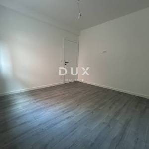 ŠIBENIK, VODICE – Stan u prizemlju sa 121 m² vrta, 2 parkinga, novogradnja