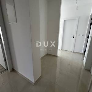 ŠIBENIK, VODICE – Stan u prizemlju sa 121 m² vrta, 2 parkinga, novogradnja