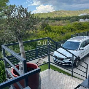 ŠIBENIK, VODICE - Stan u prizemlju s vrtom, terasom i 2 parking mjesta