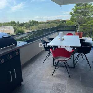 ŠIBENIK, VODICE - Stan u prizemlju s vrtom, terasom i 2 parking mjesta
