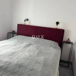 ŠIBENIK, VODICE - Stan u prizemlju s vrtom, terasom i 2 parking mjesta
