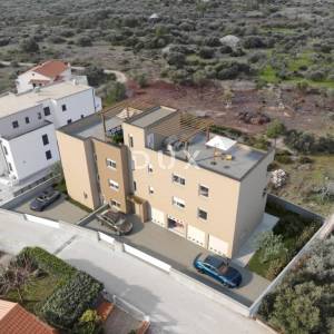 ŠIBENIK, VODICE – Trosobni stan u novogradnji s garažom, spremištem i krovnom terasom 102 m² s pogledom na more
