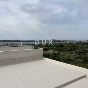 ŠIBENIK, VODICE – Trosobni stan u novogradnji s garažom, spremištem i krovnom terasom 102 m² s pogledom na more