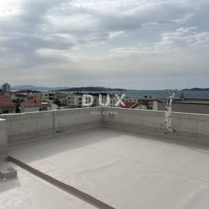 ŠIBENIK, VODICE – Trosobni stan u novogradnji s garažom, spremištem i krovnom terasom 102 m² s pogledom na more