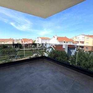 ŠIBENIK, VODICE – Zadnji kat, 2 terase, 2 parkinga, uporabna dozvola