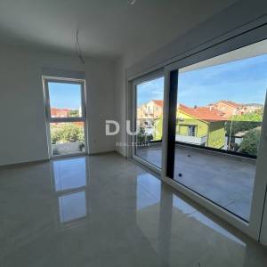ŠIBENIK, VODICE – Zadnji kat, 2 terase, 2 parkinga, novogradnja