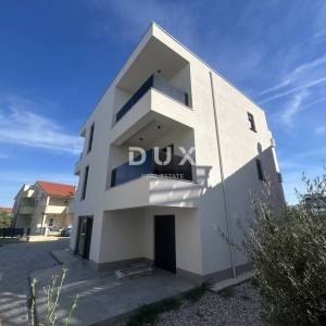 ŠIBENIK, VODICE – Zadnji kat, 2 terase, 2 parkinga, novogradnja