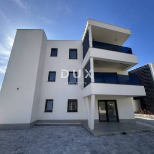ŠIBENIK, VODICE – Zadnji kat, 2 terase, 2 parkinga, novogradnja