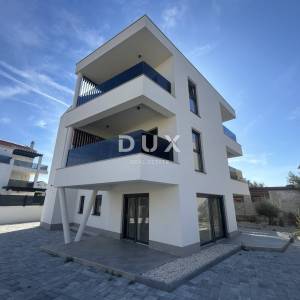 ŠIBENIK, VODICE – Zadnji kat, 2 terase, 2 parkinga, novogradnja