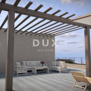 ŠIBENIK, VODICE – Zadnji kat, 93 m² privatne krovne terase, pogled na more, garaža