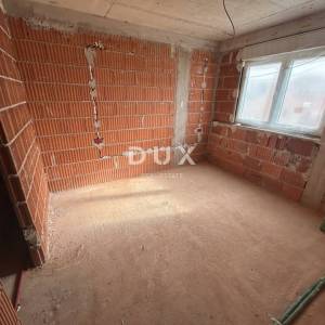 ŠIBENIK, VODICE – Zadnji kat, 93 m² privatne krovne terase, pogled na more, garaža
