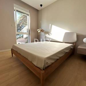 ŠIBENIK, ŽABORIĆ - Dizajnerski penthouse 1.red uz more