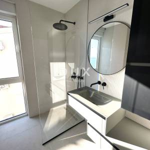 ŠIBENIK, ŽABORIĆ - Dizajnerski penthouse 1.red uz more