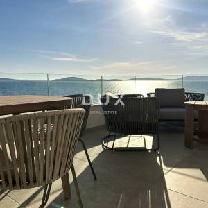 ŠIBENIK, ŽABORIĆ - Dizajnerski penthouse 1.red uz more