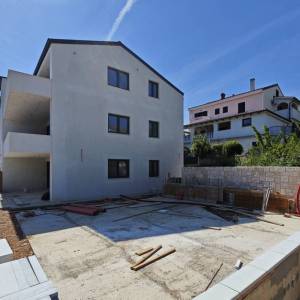 ŠILO - Apartman s bazenom i okućnicom 100 metara od mora
