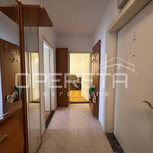 Stan u centru Trogira, 66 m2, blizu rive i plaže, za adaptaciju