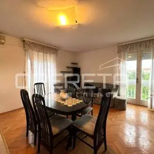 Stan u centru Trogira, 66 m2, blizu rive i plaže, za adaptaciju