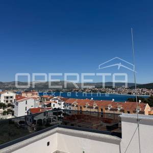 Sunčan dvosoban stan s krovnom terasom (64 m²) – 2 min od plaže, Okrug Gornji