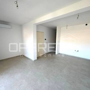 Sunčan dvosoban stan s krovnom terasom (64 m²) – 2 min od plaže, Okrug Gornji
