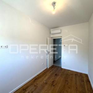 Sunčan dvosoban stan s krovnom terasom (64 m²) – 2 min od plaže, Okrug Gornji