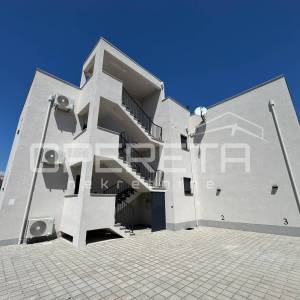 Sunčan dvosoban stan s krovnom terasom (64 m²) – 2 min od plaže, Okrug Gornji
