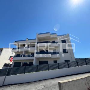 Sunčan dvosoban stan s krovnom terasom (64 m²) – 2 min od plaže, Okrug Gornji