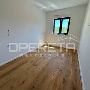 Sunčan dvosoban stan s krovnom terasom (64 m²) – 2 min od plaže, Okrug Gornji