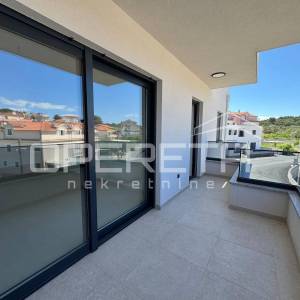 Sunčan dvosoban stan s pogledom na more i krovnom terasom (68 m²) – 2 min od pla