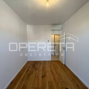 Sunčan dvosoban stan s pogledom na more i krovnom terasom (68 m²) – 2 min od pla
