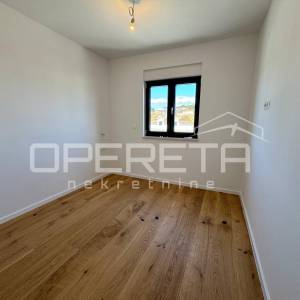 Sunčan dvosoban stan s pogledom na more i krovnom terasom (68 m²) – 2 min od pla
