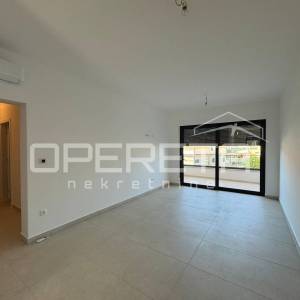 Sunčan dvosoban stan s pogledom na more i krovnom terasom (68 m²) – 2 min od pla