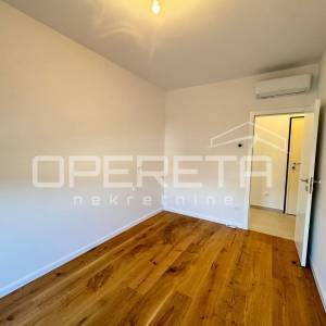 Sunčan dvosoban stan s pogledom na more i krovnom terasom (68 m²) – 2 min od pla