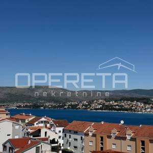 Sunčan dvosoban stan s pogledom na more i krovnom terasom (68 m²) – 2 min od pla