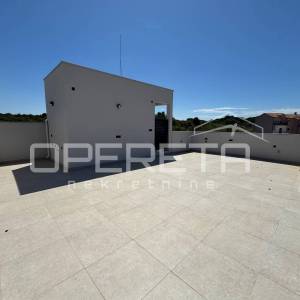 Sunčan dvosoban stan s pogledom na more i krovnom terasom (68 m²) – 2 min od pla