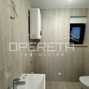 Sunčan dvosoban stan s pogledom na more i krovnom terasom (68 m²) – 2 min od pla