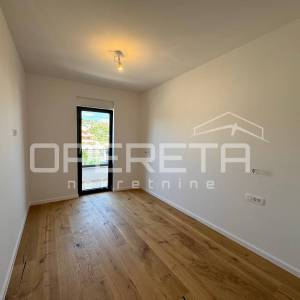 Sunčan dvosoban stan s pogledom na more i krovnom terasom (68 m²) – 2 min od pla